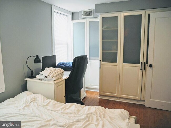 Building Photo - 1933 Rodman St