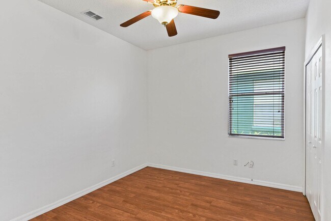 Building Photo - 3 bedroom, 3 bath with flex space  in Wint...