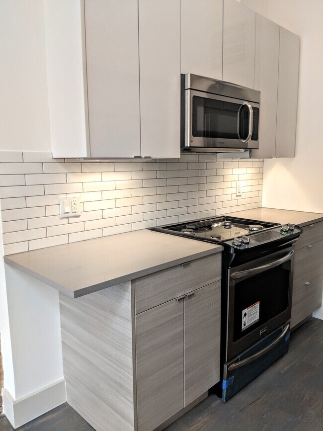 Building Photo - 18-28-28 George St