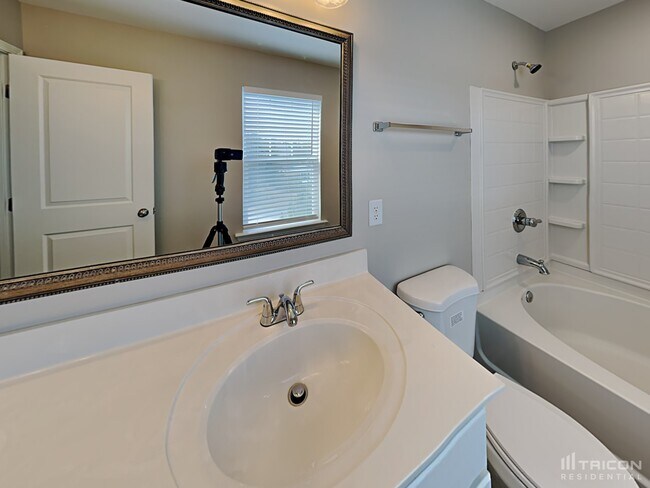 Building Photo - 208 Chestnut Oak Ln