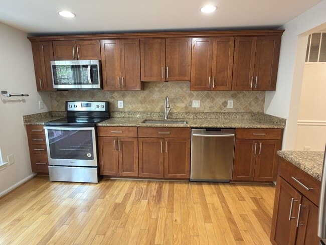 Building Photo - Beautiful 4 Bed 2.5 Bath Townhome in Burke For Rent!