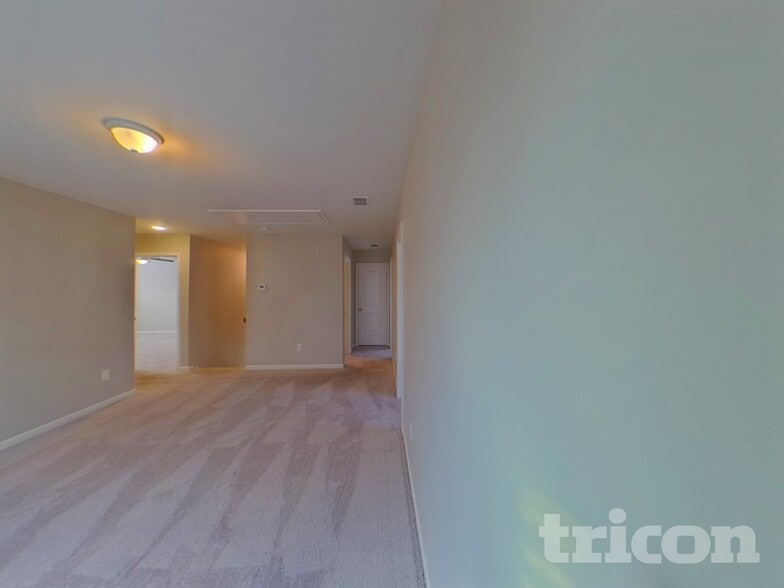 Building Photo - 33 Chalet Ct