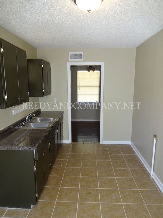 Building Photo - 1645 Kilarney Ave