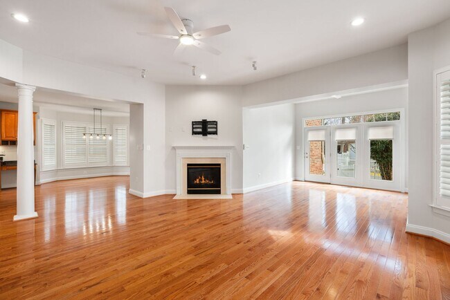 Building Photo - Stunning 4 level detached home close to the Mosaic District in Fairfax!