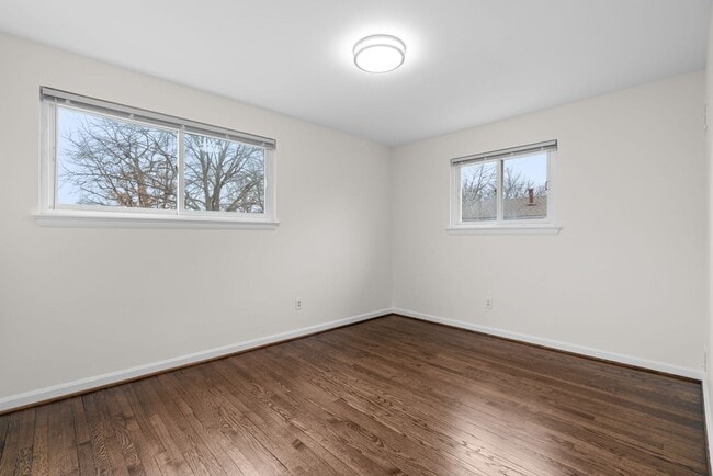 Building Photo - 4 Bed 3 Bath - Takoma Park Split Level - Move In Ready