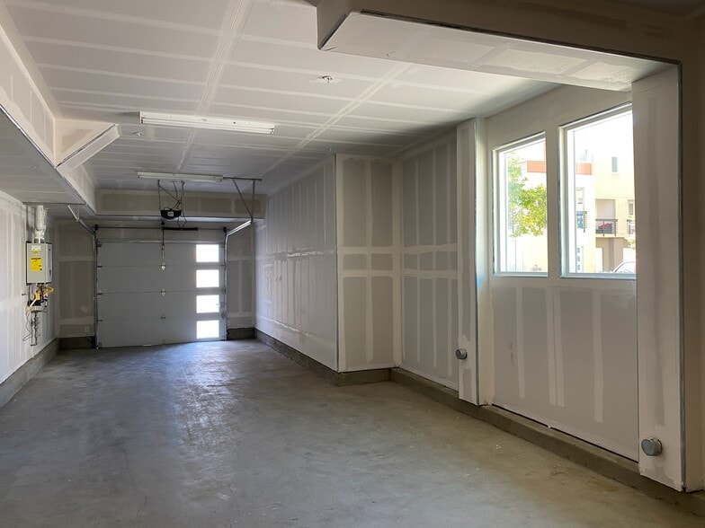 Tandem Parking Garage - 5645 Apex Dr