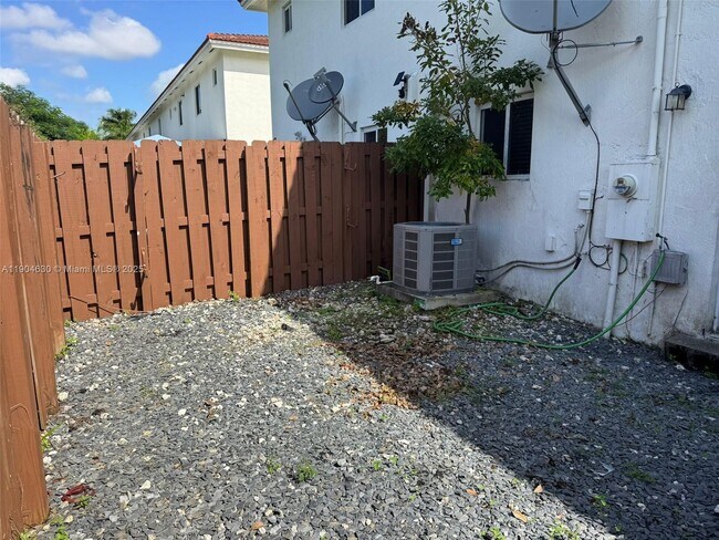 Building Photo - 618 SW 2nd Pl