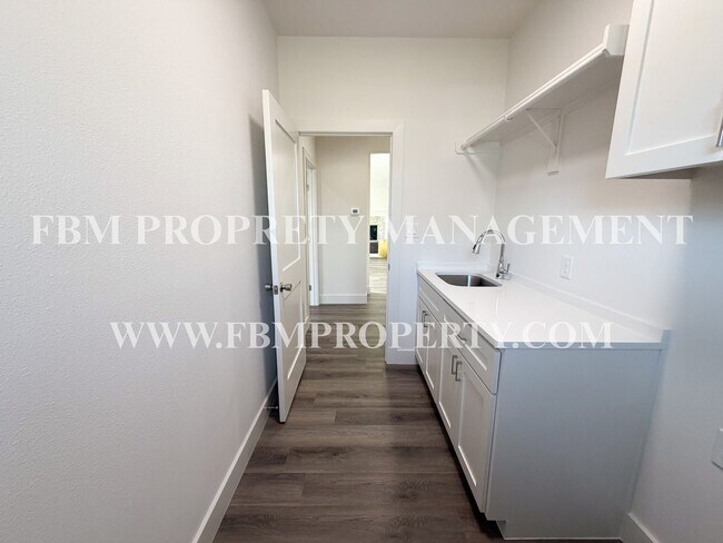 Building Photo - 903 Sunrise Ave