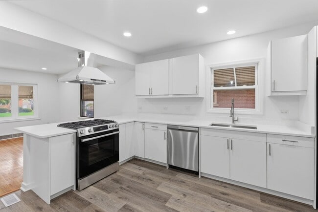 Building Photo - 1115 Kelly Ave