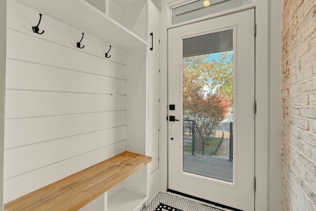 Building Photo - Penthouse 2BR/2.5BA with 3 Private Outdoor...