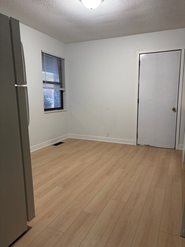 Building Photo - 312-314-314 W Charter Dr