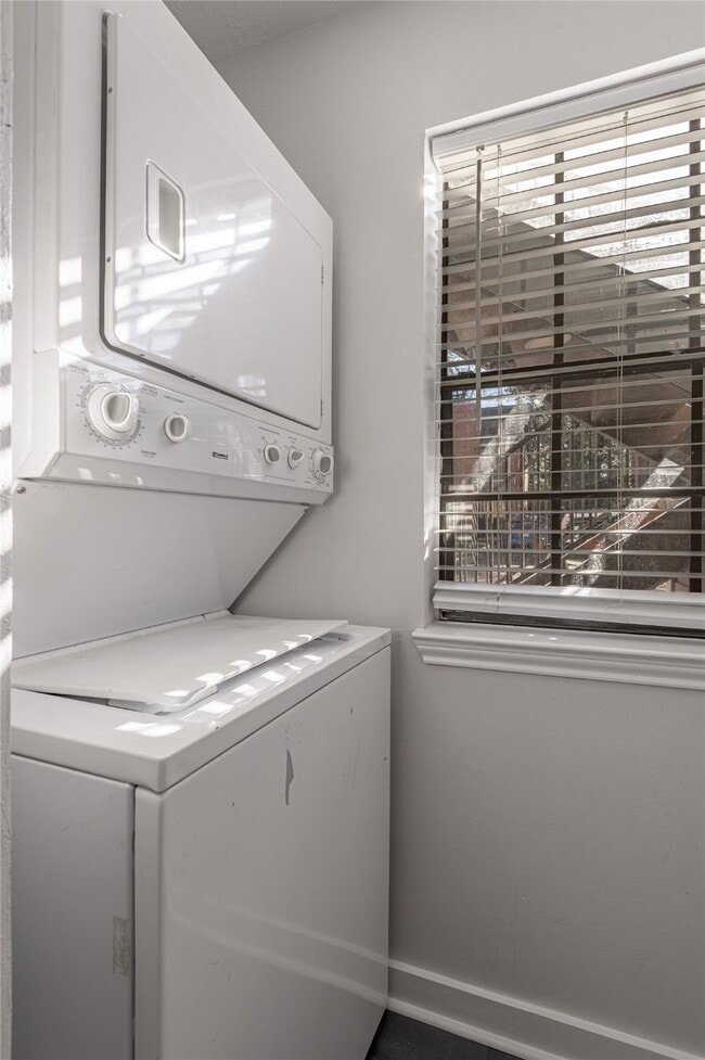 Building Photo - 2401 Sycamore Ave