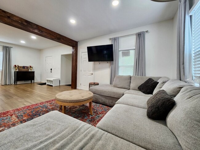 Building Photo - 4 bed 2.5 bath House | East Rochester | First Floor Laundry Hookups | Front and back covered porch