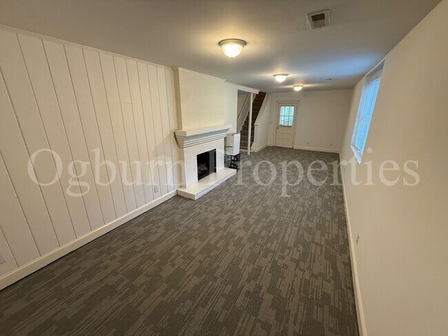Building Photo - 2403 Lyndhurst Ave