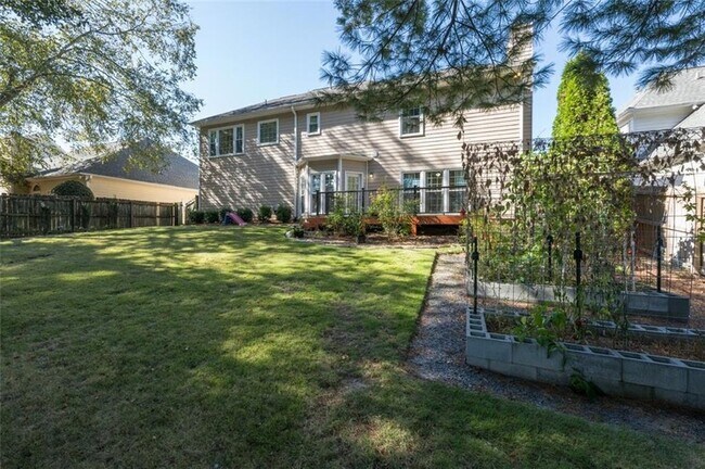 Building Photo - 2433 Gablewood Dr NE