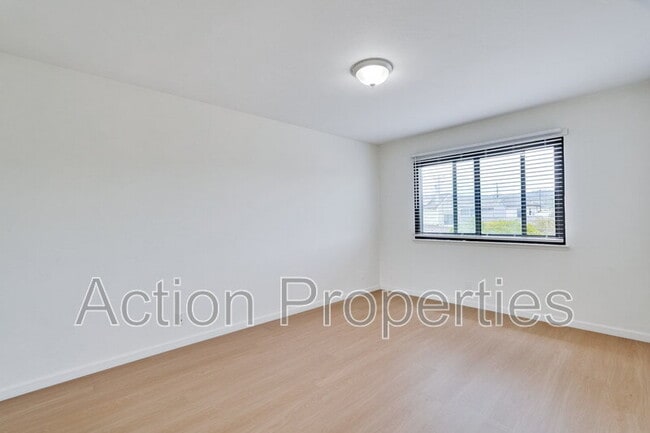 Building Photo - 709 6th Ave