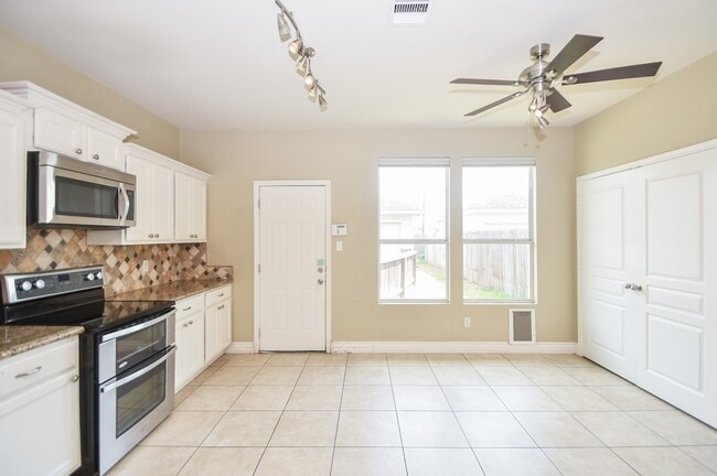 Building Photo - 16843 Mammoth Springs Dr