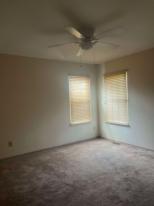 Building Photo - Updated and bright two bedroom condo