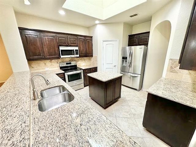 Building Photo - 3020 Tamarack Ln