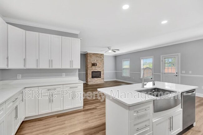 Building Photo - 2703 E Surrey Dr