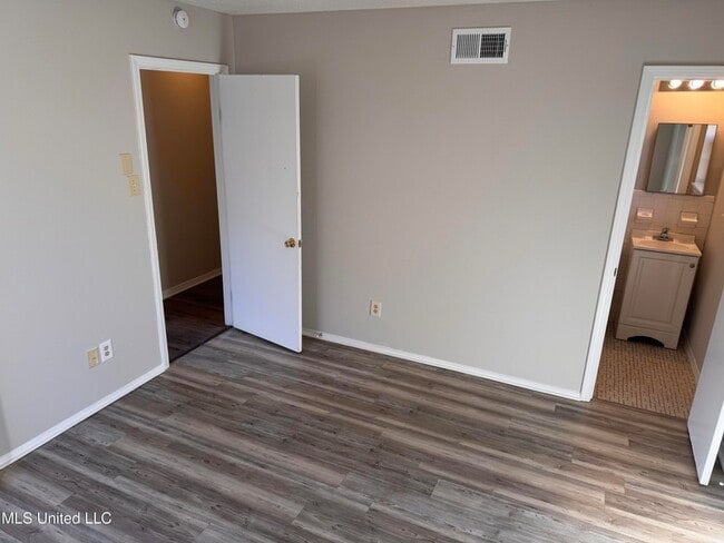 Building Photo - 2220 Ashland Dr