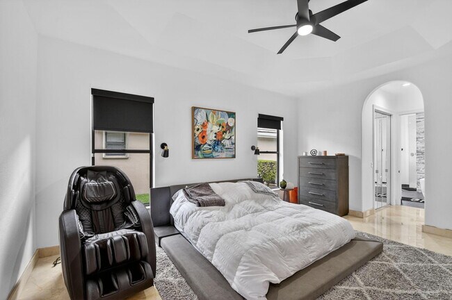 Building Photo - 10337 Trianon Pl