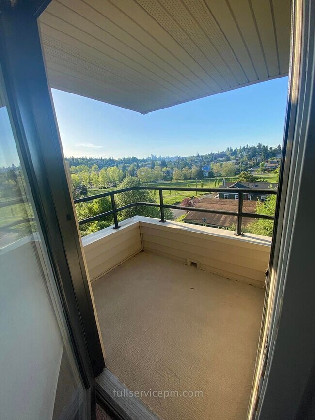 Building Photo - View Townhome Overlooking Genesee Park, Private Patio, Decks & Garage Parking