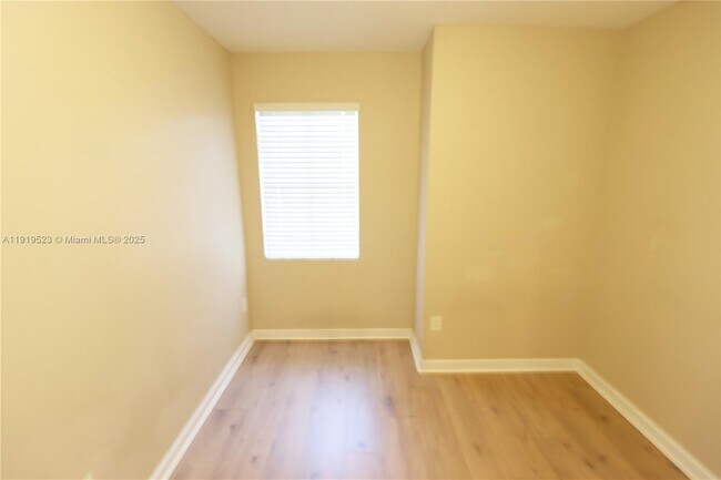 Building Photo - 230 SE 29th Ave