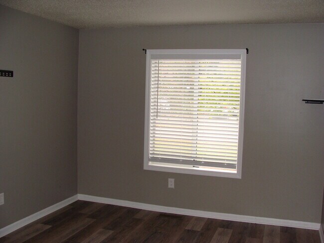 Building Photo - Two Bedroom Updated Windcrest Condo