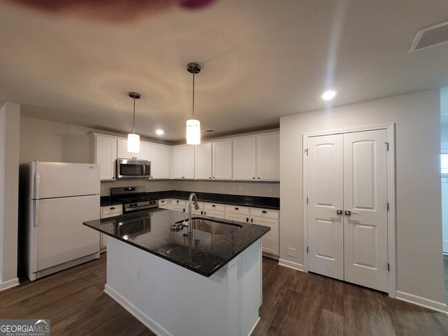 Building Photo - 220 River Meadow Dr