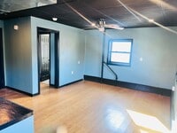 Building Photo - 922 Western Ave