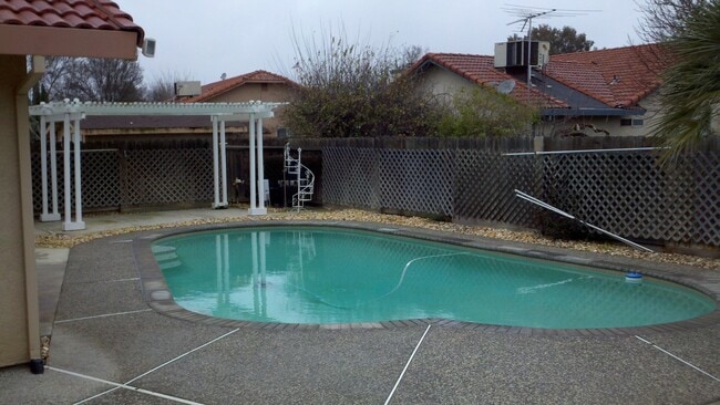 Building Photo - REDUCED!!  3 Bedroom 2 Bath with POOL!
