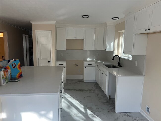 Building Photo - 8023 Carmel Cir