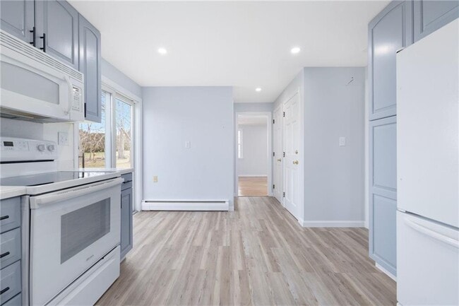 Building Photo - 4 Longmeadow Ave