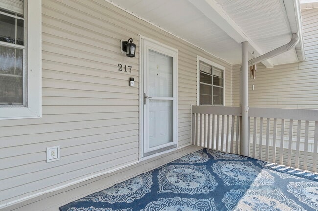 Building Photo - 1100 Shoreline Dr