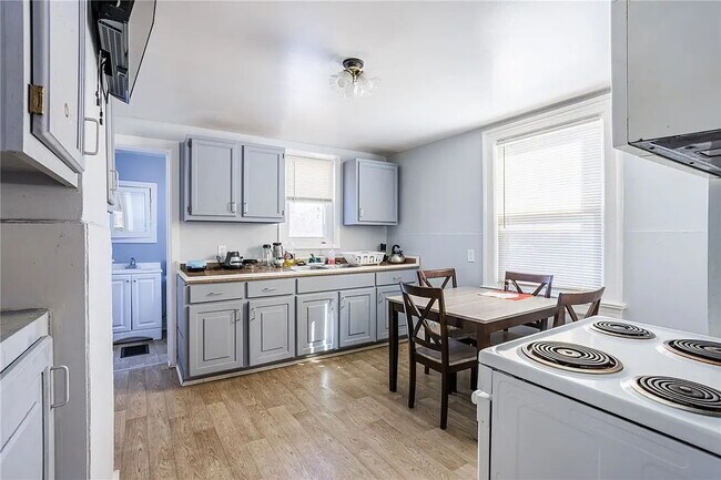Building Photo - Spacious 2-Bedroom Apartment on Fulton