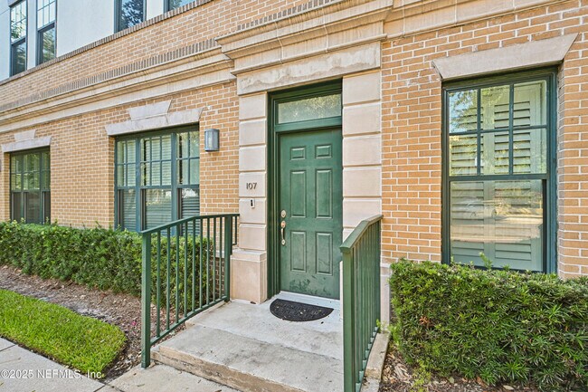 Primary Photo - 1661 Riverside Ave