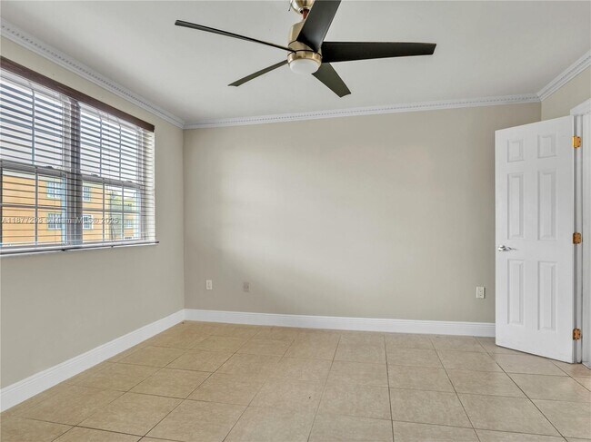 Building Photo - 9725 Fontainebleau Blvd