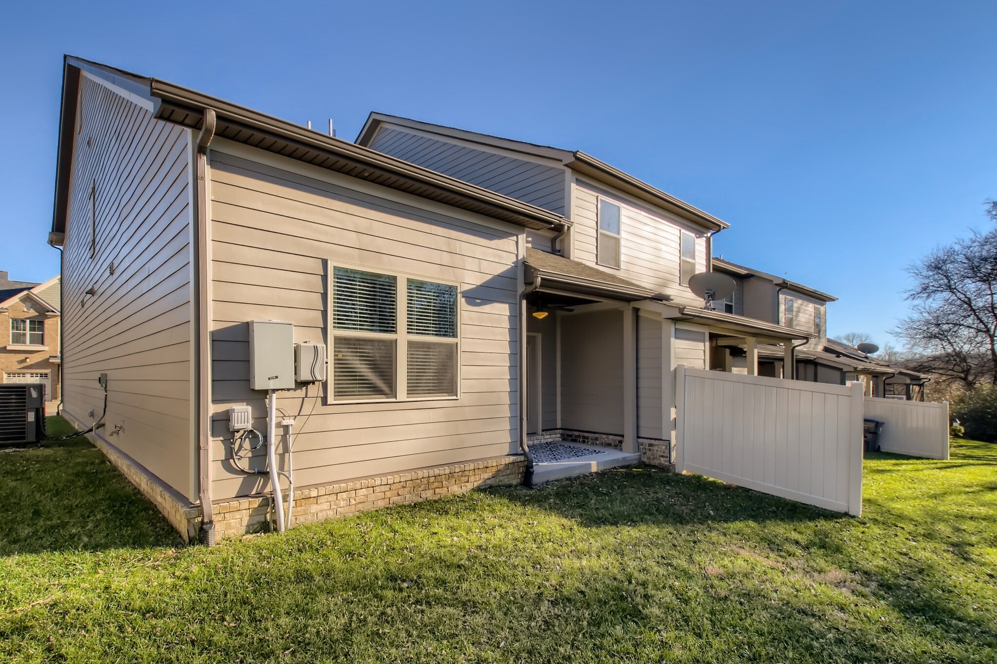 End Unit with Privacy fence! - 1608 Hampshire Plz