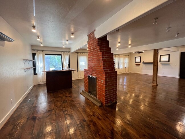 Building Photo - 217 Nw 22. 3 bed. 2 bath, 1 car garage w/ ...