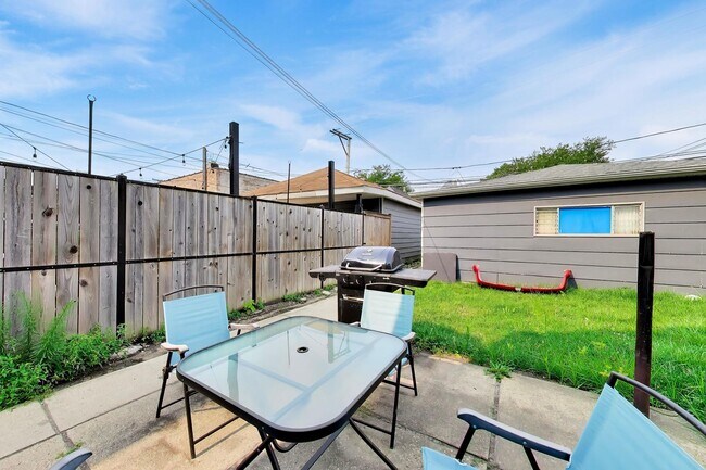 Building Photo - 2206 N Kostner Ave