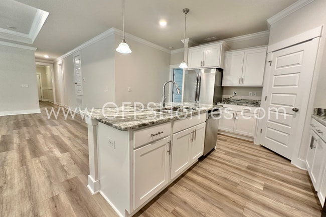 Building Photo - Pensacola 4/2 AVAILABLE NOW