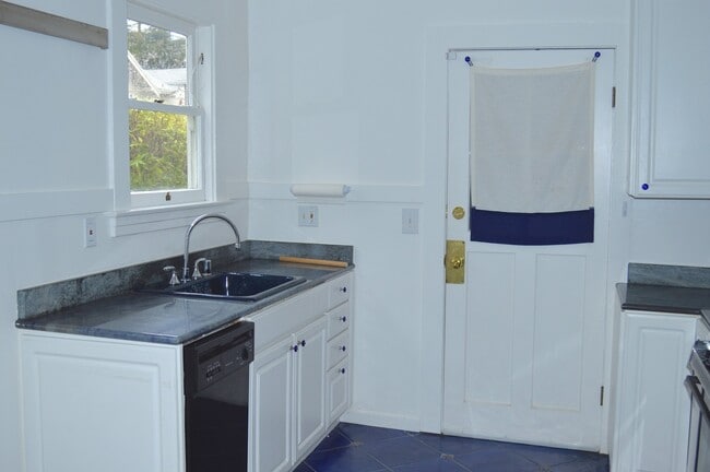 Building Photo - Ground floor unit in the Elmwood district