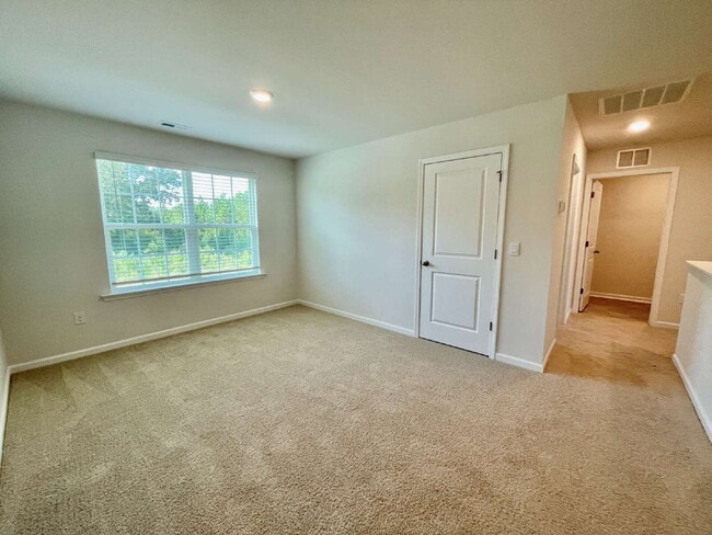 Building Photo - Spacious 5-Bedroom Haven With 3 Full Baths...