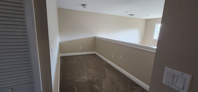Building Photo - 3 Bedroom 2 Bath Lakefront Townhouse