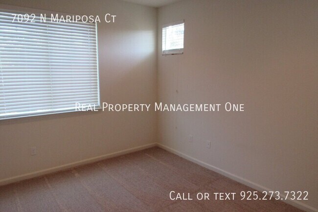 Building Photo - 7092 N Mariposa Ct