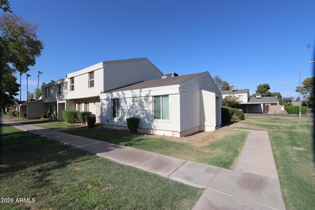 Building Photo - 6624 S Palm Dr