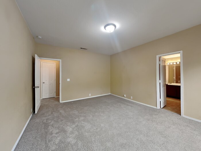 Building Photo - 152 E Kirnwood Dr