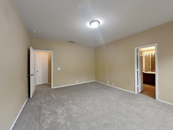 Building Photo - 152 E Kirnwood Dr