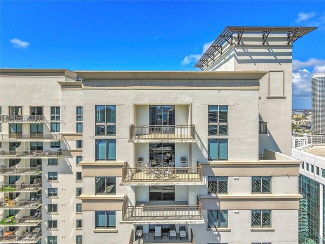 Building Photo - 999 SW 1st Ave